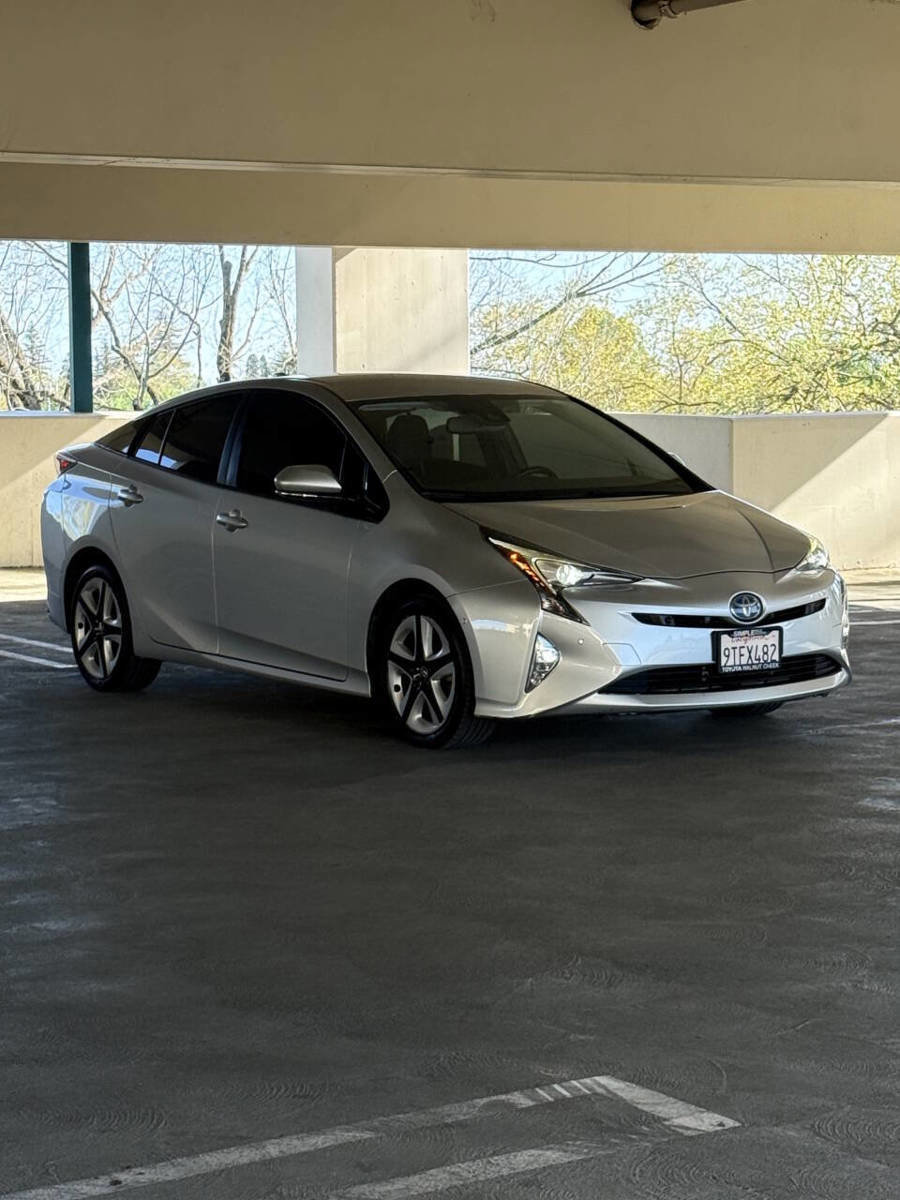 Used 2017 Toyota Prius Four Touring w/ Premium Convenience Package image 3