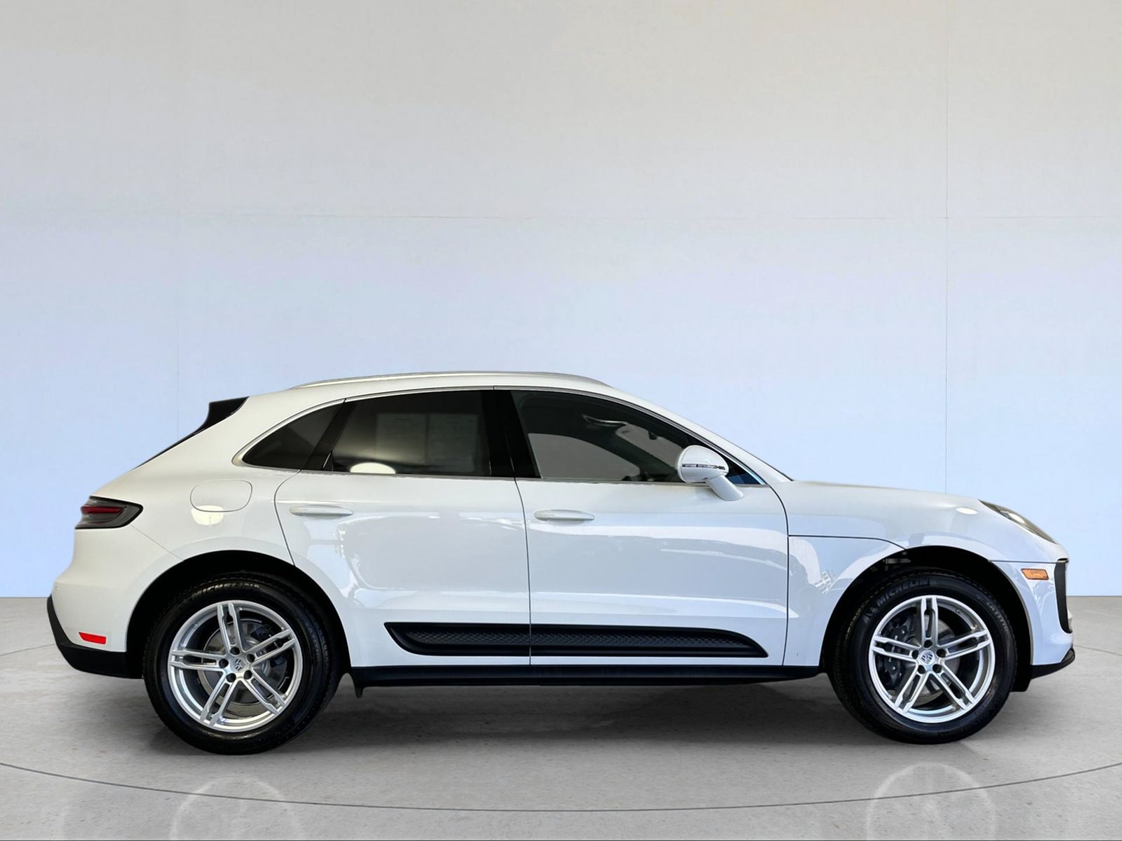 Certified 2026 Porsche Macan AWD/4WD image 9