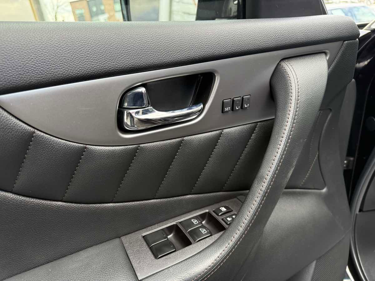 Used 2015 INFINITI QX70 AWD w/ Premium Package image 25