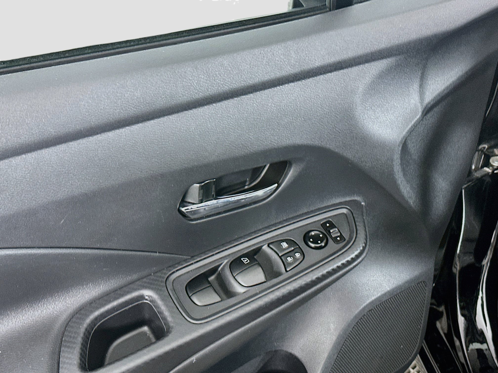 Used 2025 Nissan Versa SV FWD image 15