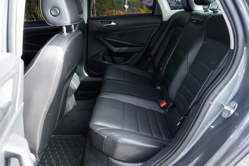 Used 2022 Volkswagen Jetta SE image 36