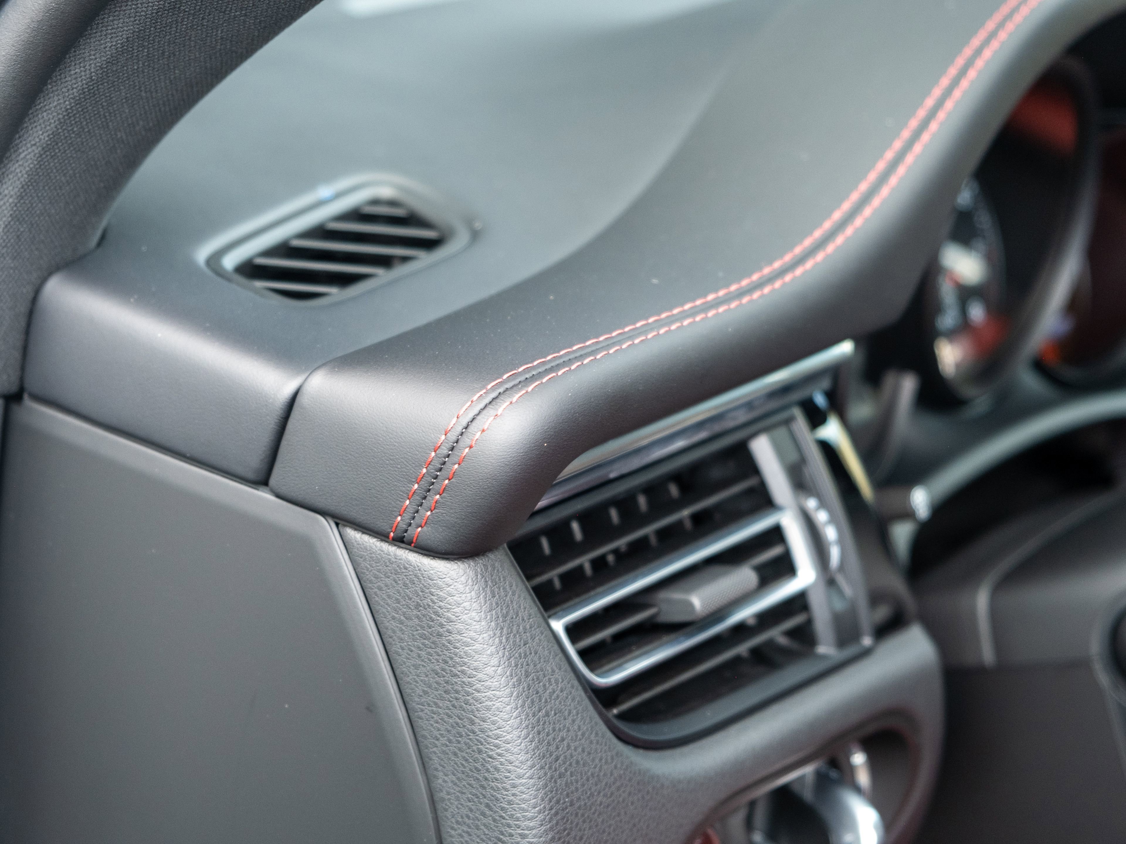 Certified 2025 Porsche Macan image 18