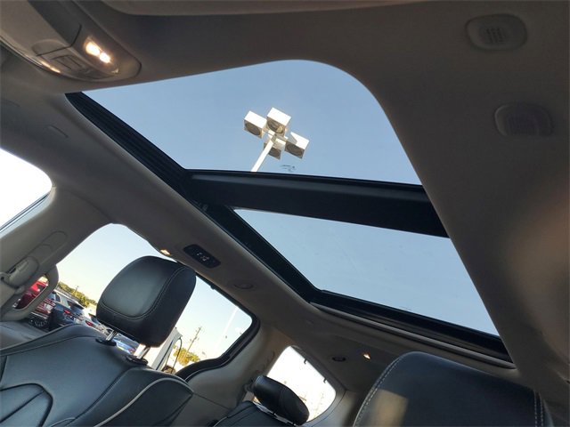 Used 2024 Chrysler Pacifica Limited w/ Uconnect Theater Family Group image 10