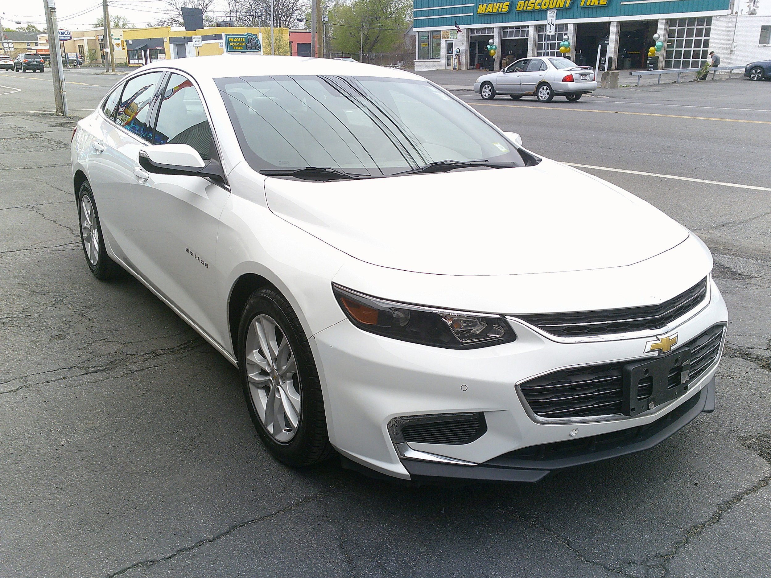 Used 2017 Chevrolet Malibu LT w/ Driver Confidence Package FWD image 9