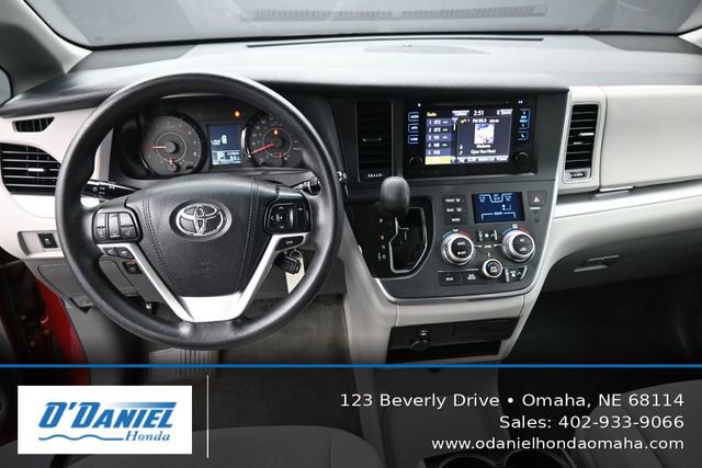 Used 2017 Toyota Sienna LE FWD image 26
