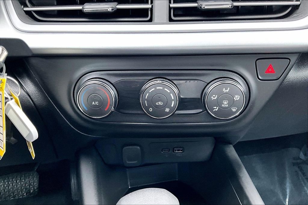 Used 2025 Chevrolet Trax LS image 31