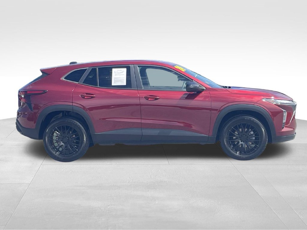 Used 2024 Chevrolet Trax RS w/ Sunroof Package FWD image 2