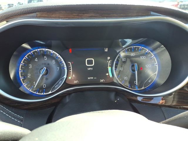 Used 2023 Chrysler Pacifica Limited w/ Uconnect Theater Family Group image 10