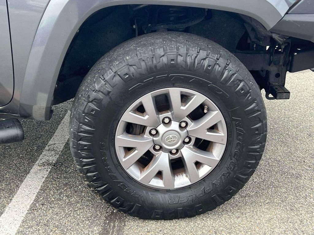 Used 2019 Toyota Tacoma SR5 w/ SR5 Appearance Package (SM) AWD/4WD image 9