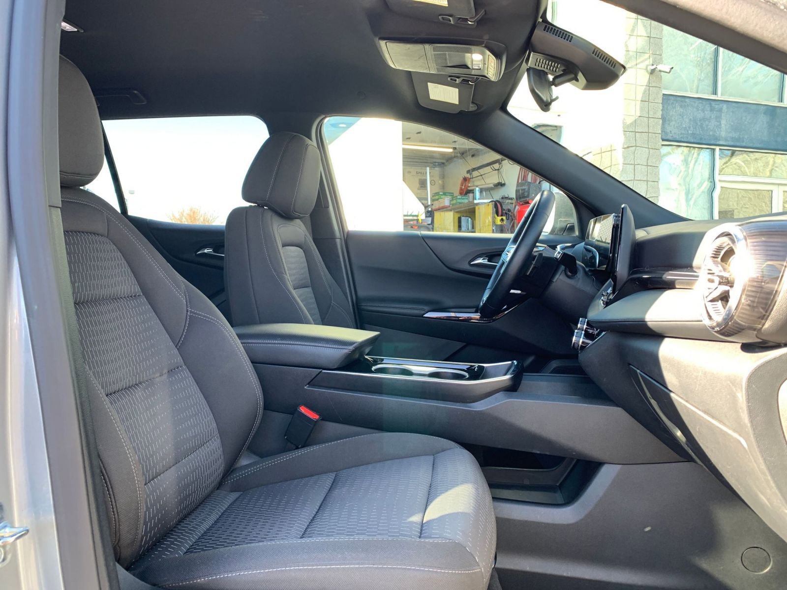 Used 2025 Chevrolet Equinox LT image 37