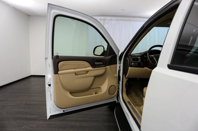 Used 2011 GMC Yukon XL Denali AWD/4WD image 16