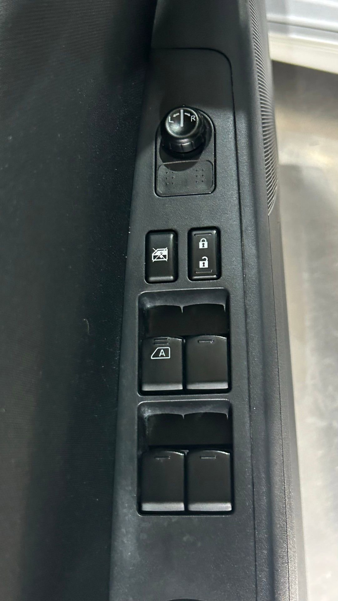 Used 2008 Nissan Sentra SE-R w/ Sunroof Pkg FWD image 29