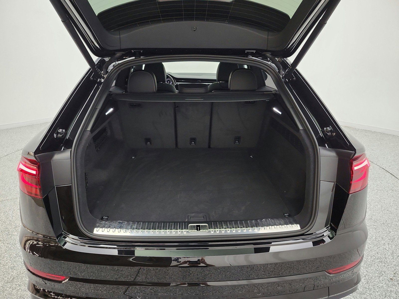 Used 2025 Audi Q8 Prestige w/ Prestige Package AWD/4WD image 21