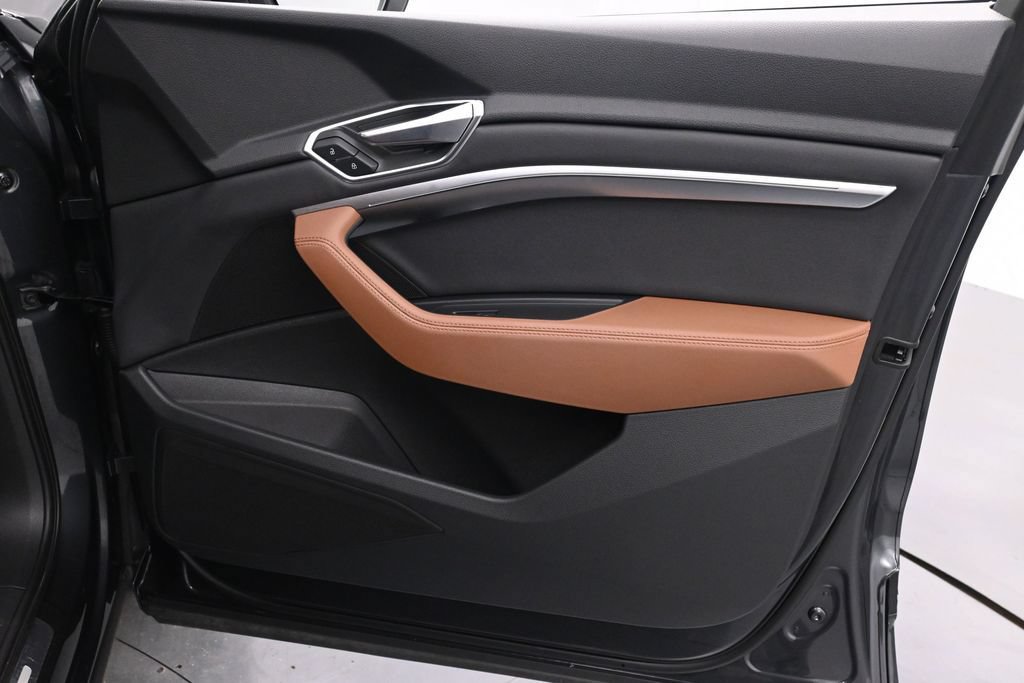 Used 2022 Audi e-tron Premium AWD/4WD image 24