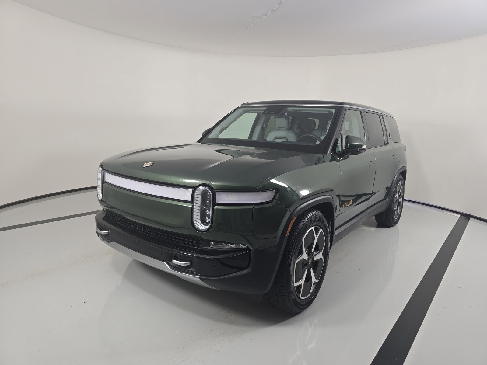Used 2024 Rivian R1S Adventure image 1