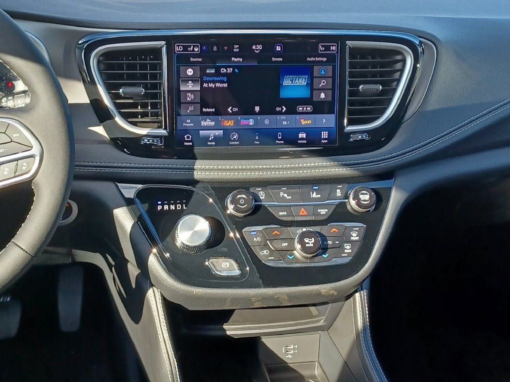 New 2027 Chrysler Pacifica Limited AWD/4WD image 26
