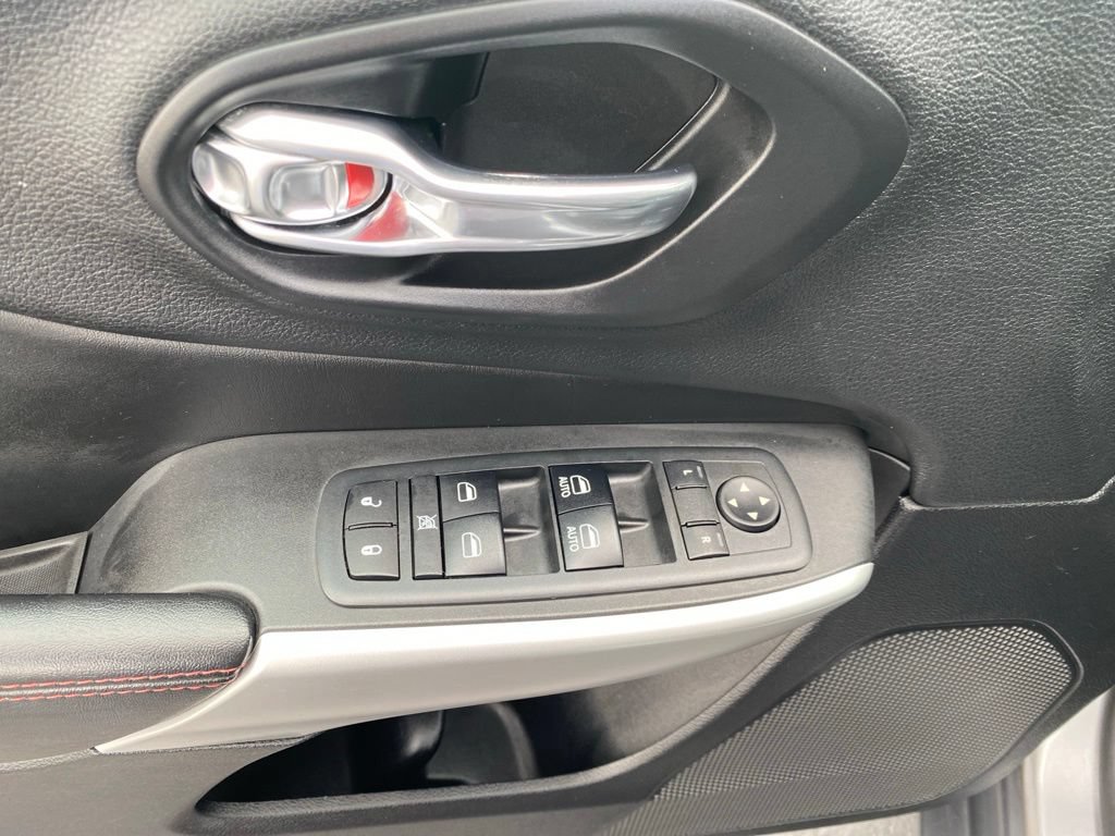 Used 2018 Jeep Cherokee Trailhawk AWD/4WD image 19