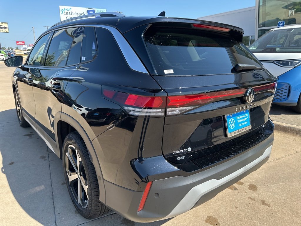 New 2025 Volkswagen Tiguan SE image 3