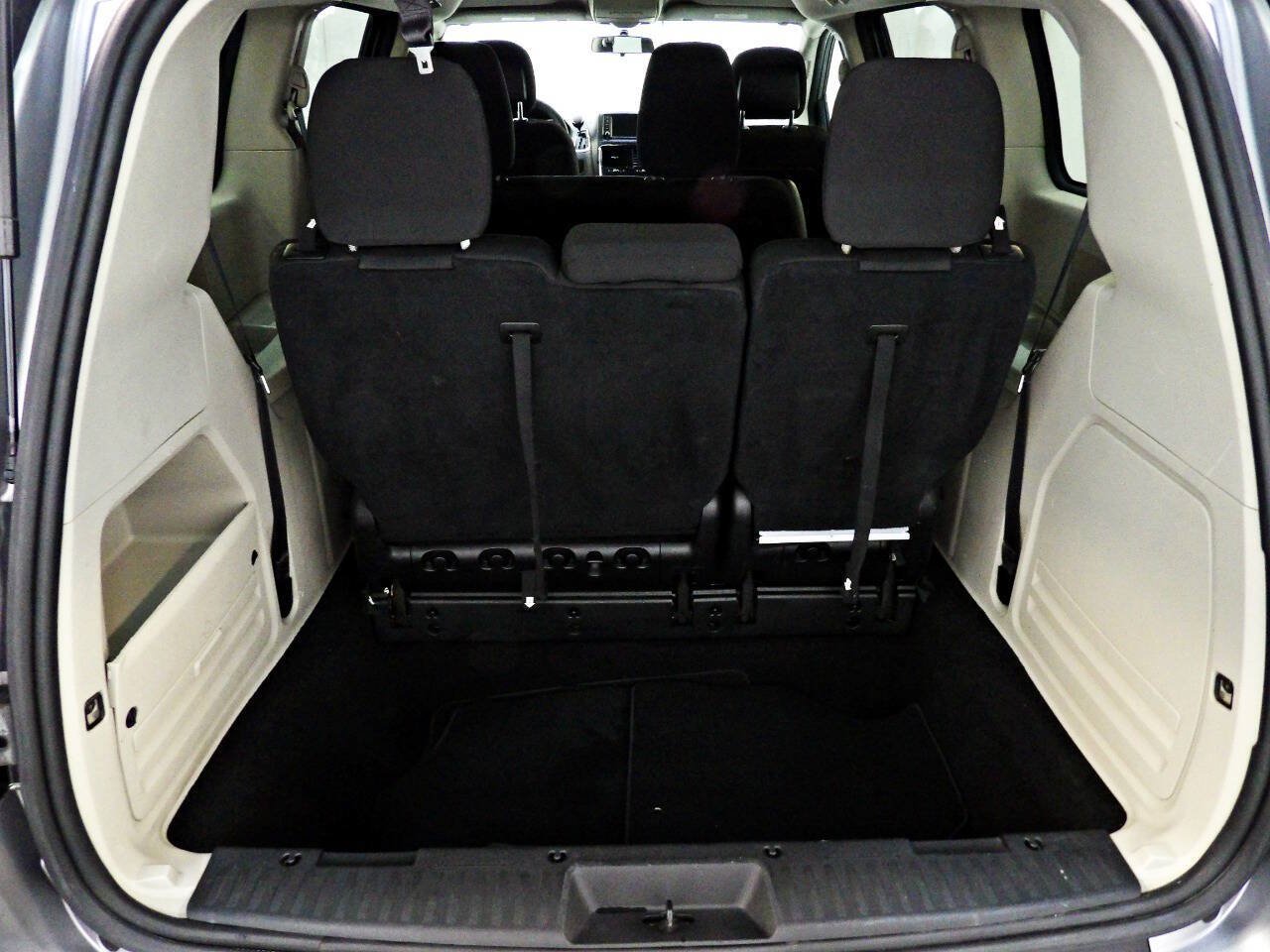 Used 2018 Dodge Grand Caravan SE FWD image 12