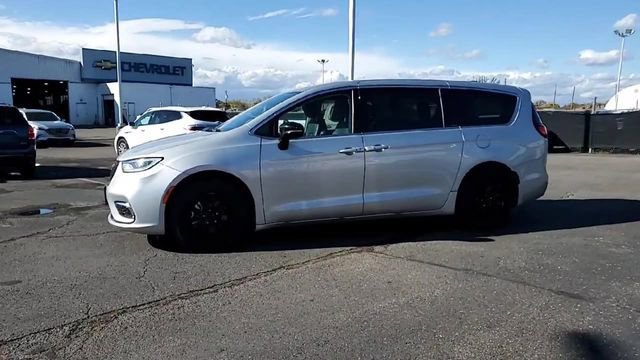 Used 2024 Chrysler Pacifica Touring-L FWD image 3