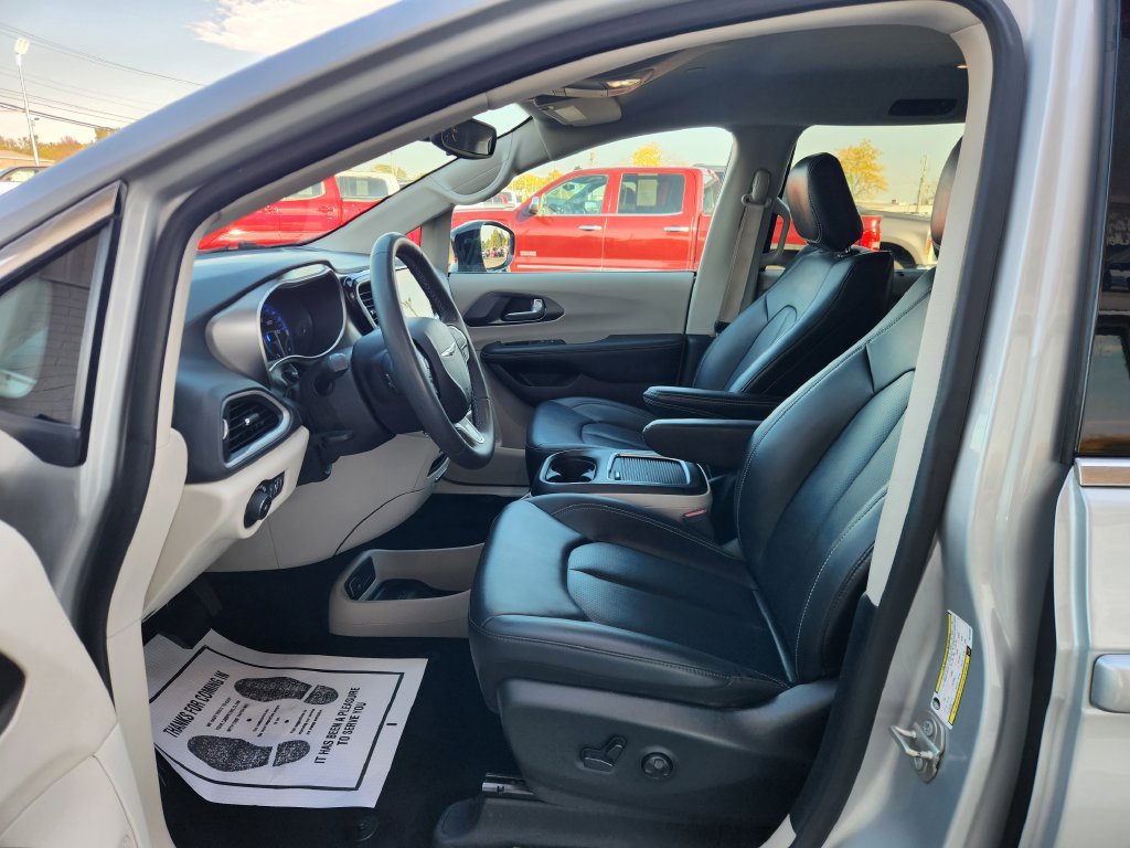 Used 2024 Chrysler Pacifica Touring-L FWD image 23