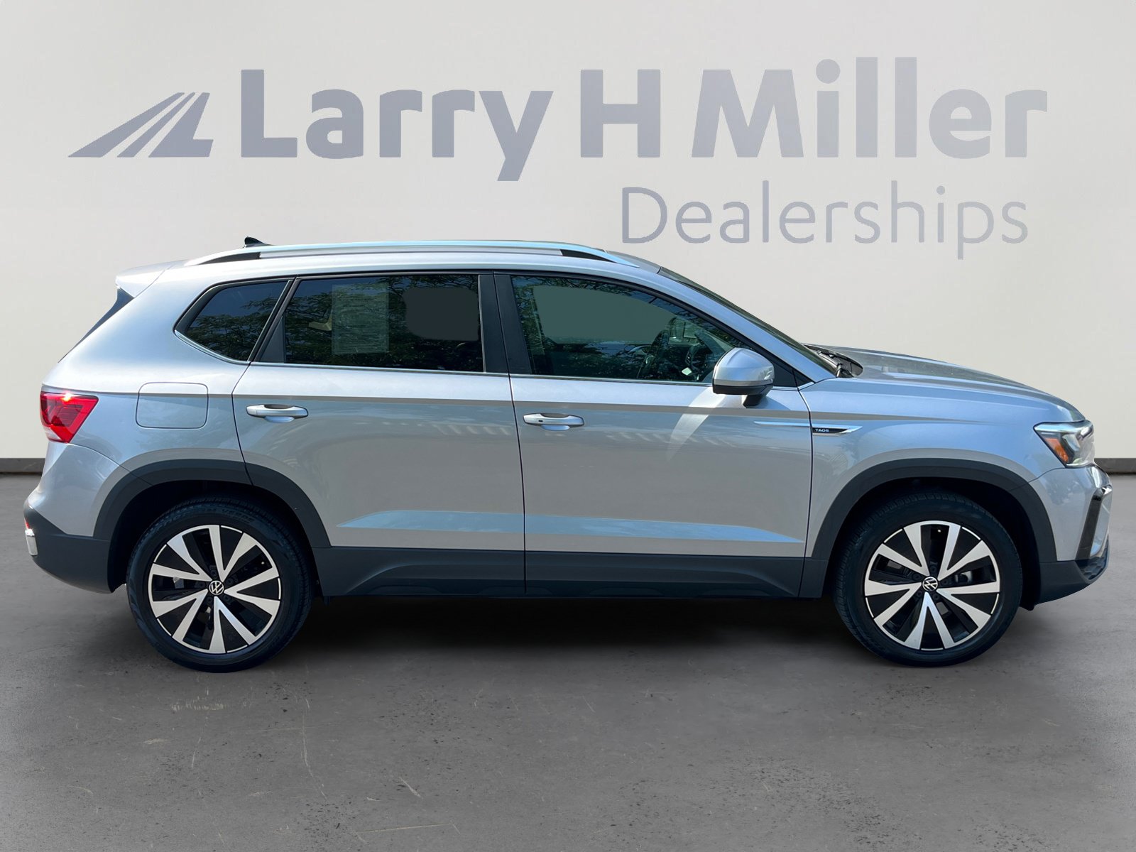 Used 2022 Volkswagen Taos SE w/ Panoramic Sunroof Package AWD/4WD image 6