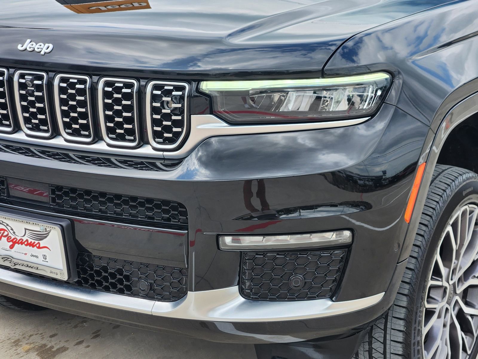 Used 2025 Jeep Grand Cherokee L Summit w/ Advanced Protech Group IV AWD/4WD image 9