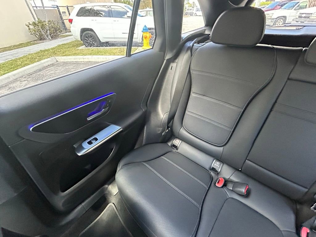 Used 2025 Mercedes-Benz GLC 300 4MATIC image 12