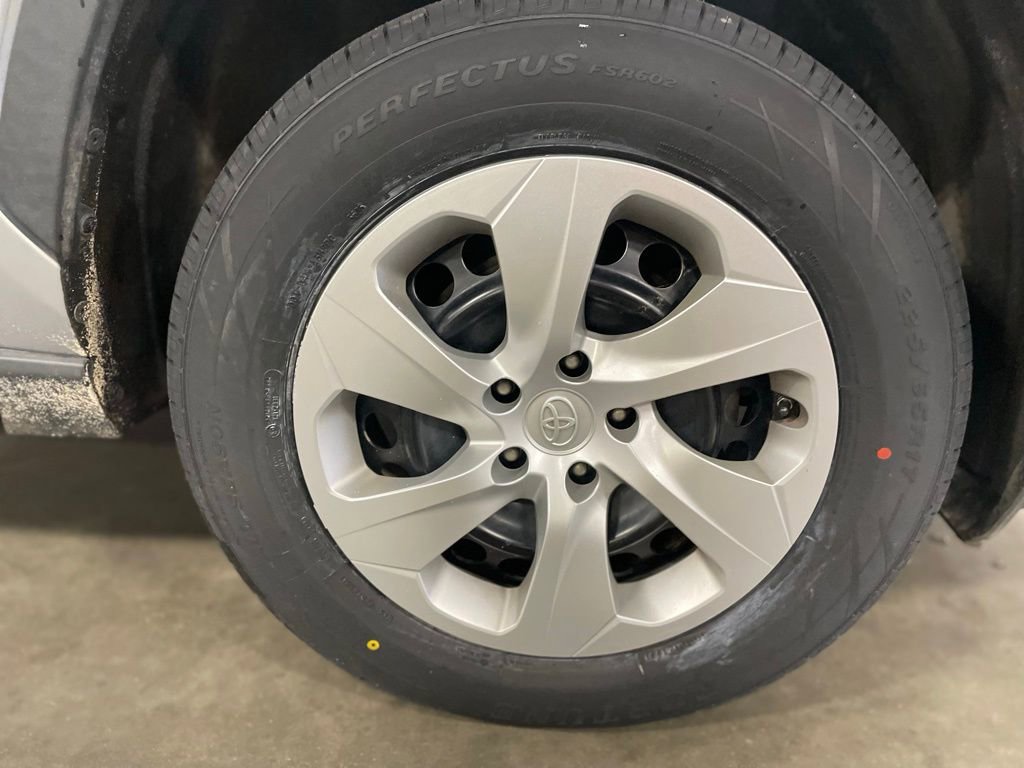 Used 2021 Toyota RAV4 LE image 33