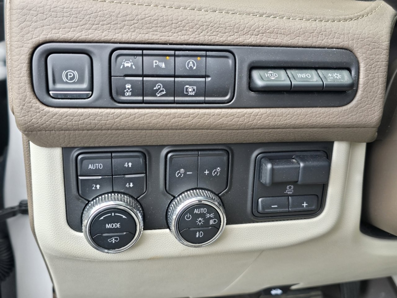 Used 2023 GMC Yukon Denali w/ Max Trailering Package AWD/4WD image 7