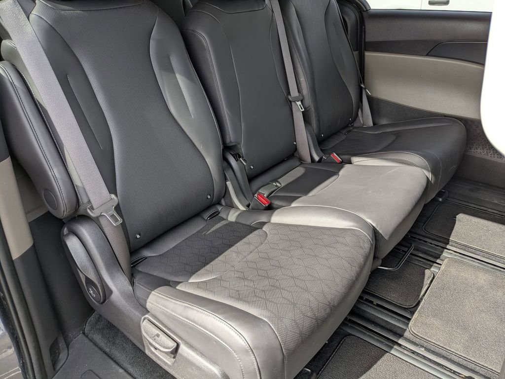 Used 2025 Kia Carnival image 32