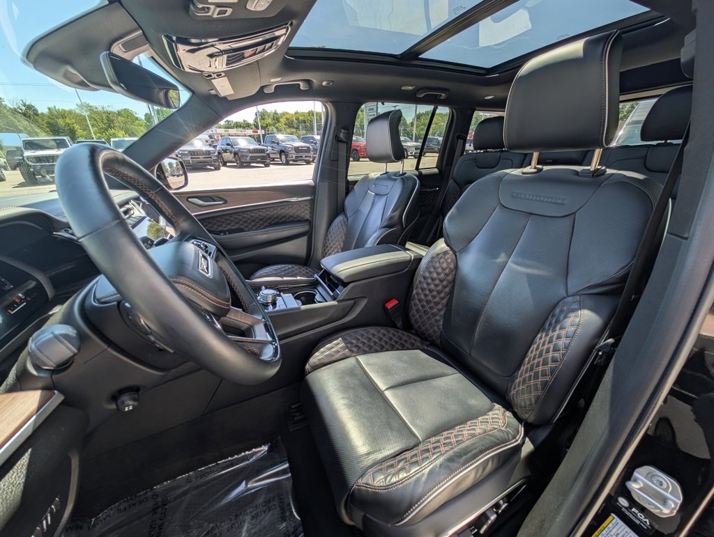 Used 2022 Jeep Grand Cherokee Summit w/ Luxury Tech Group V image 16