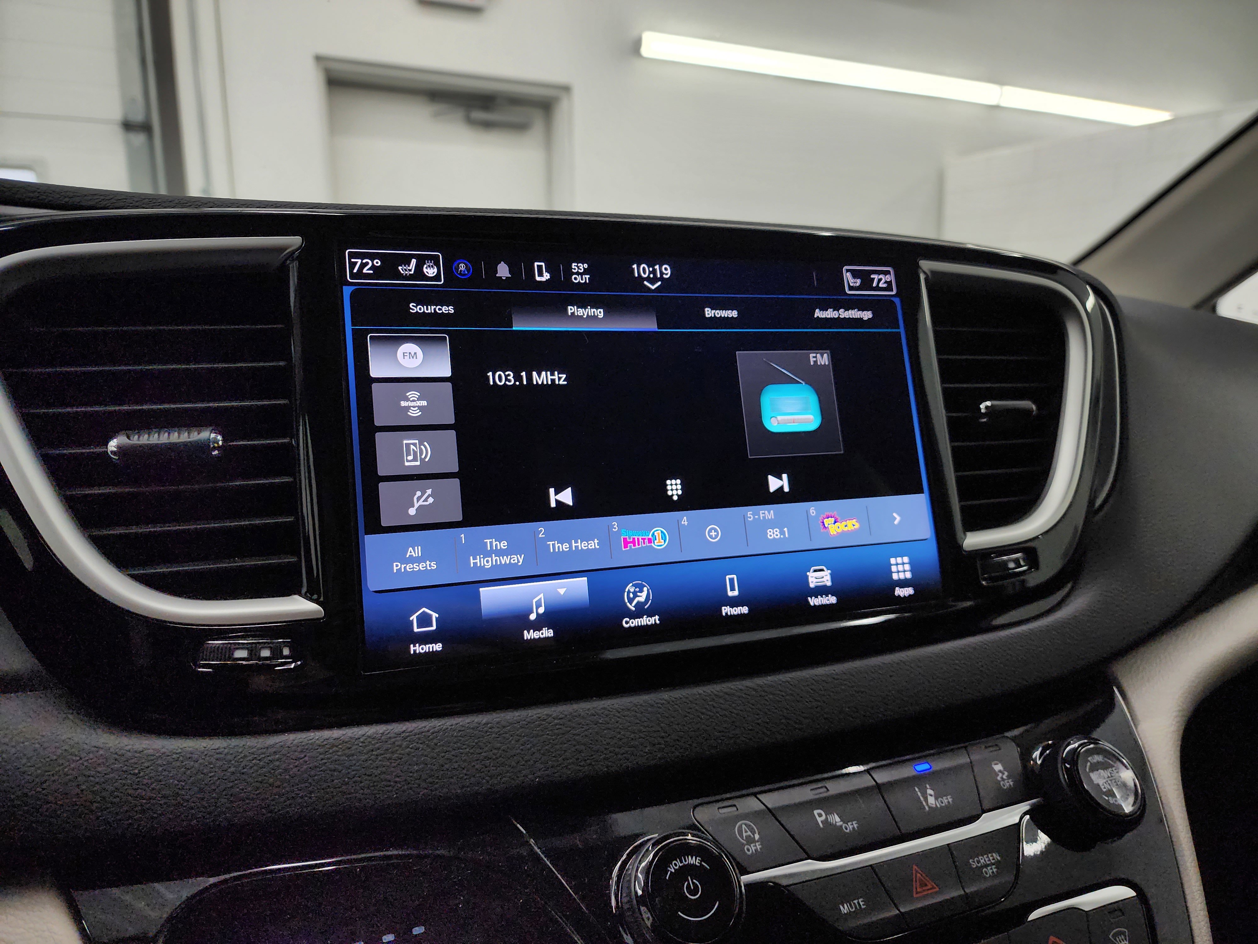 Used 2024 Chrysler Pacifica Touring-L image 11