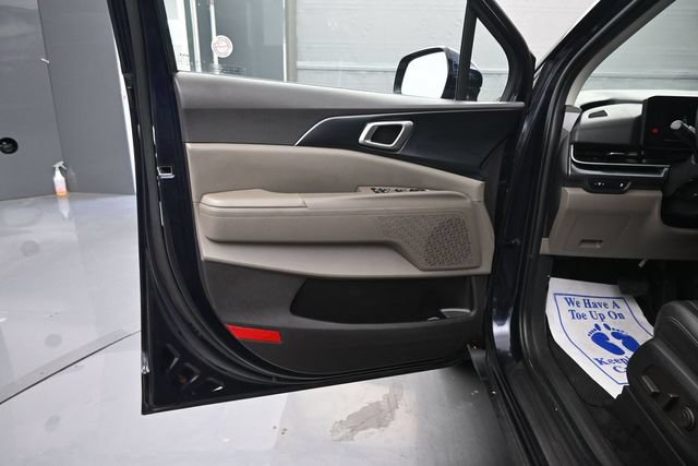 Used 2025 Kia Carnival FWD image 11