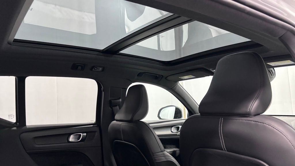 Used 2019 Volvo XC40 T5 R-Design image 25