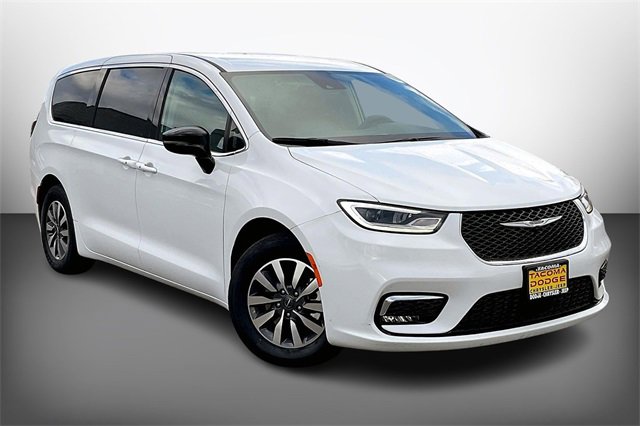 Used 2024 Chrysler Pacifica Select