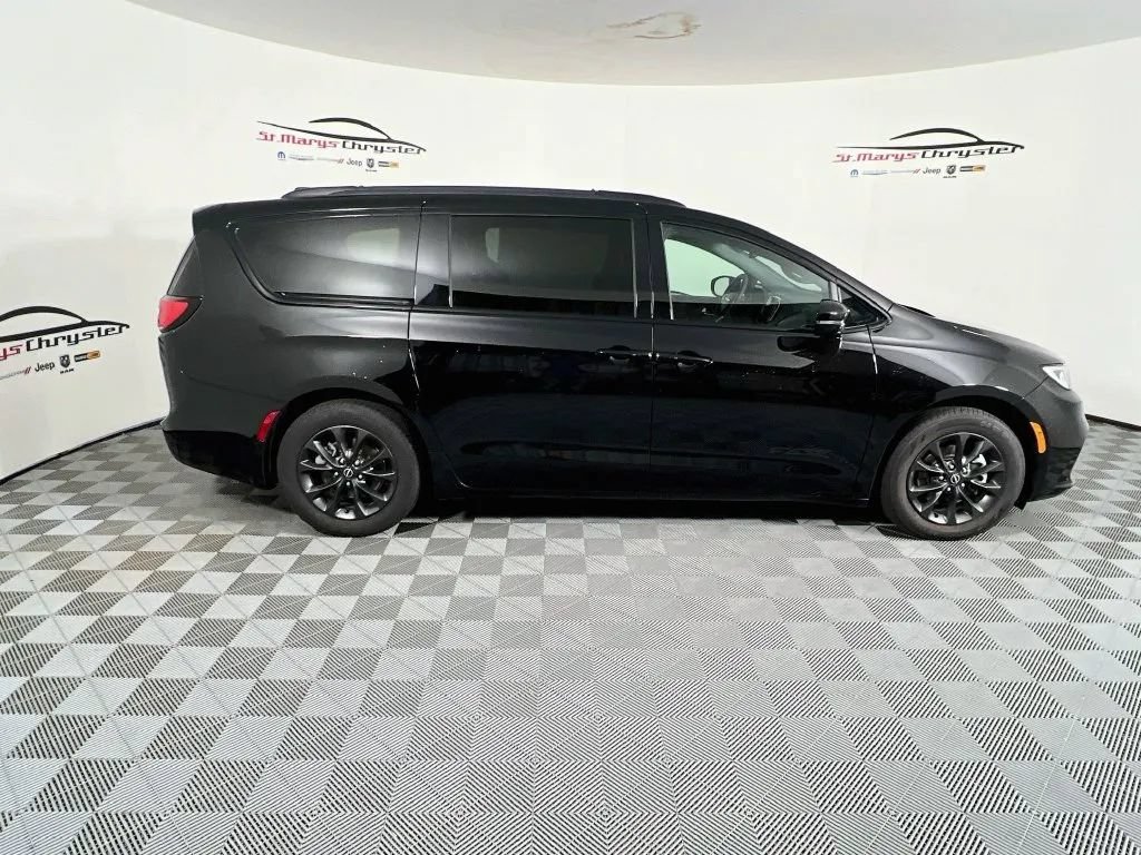 Used 2025 Chrysler Pacifica Select w/ Fav Edition Package FWD image 9