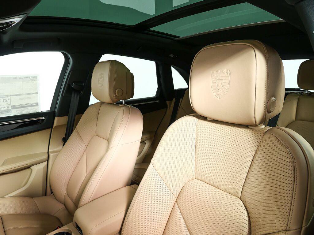 Certified 2026 Porsche Macan AWD/4WD image 5