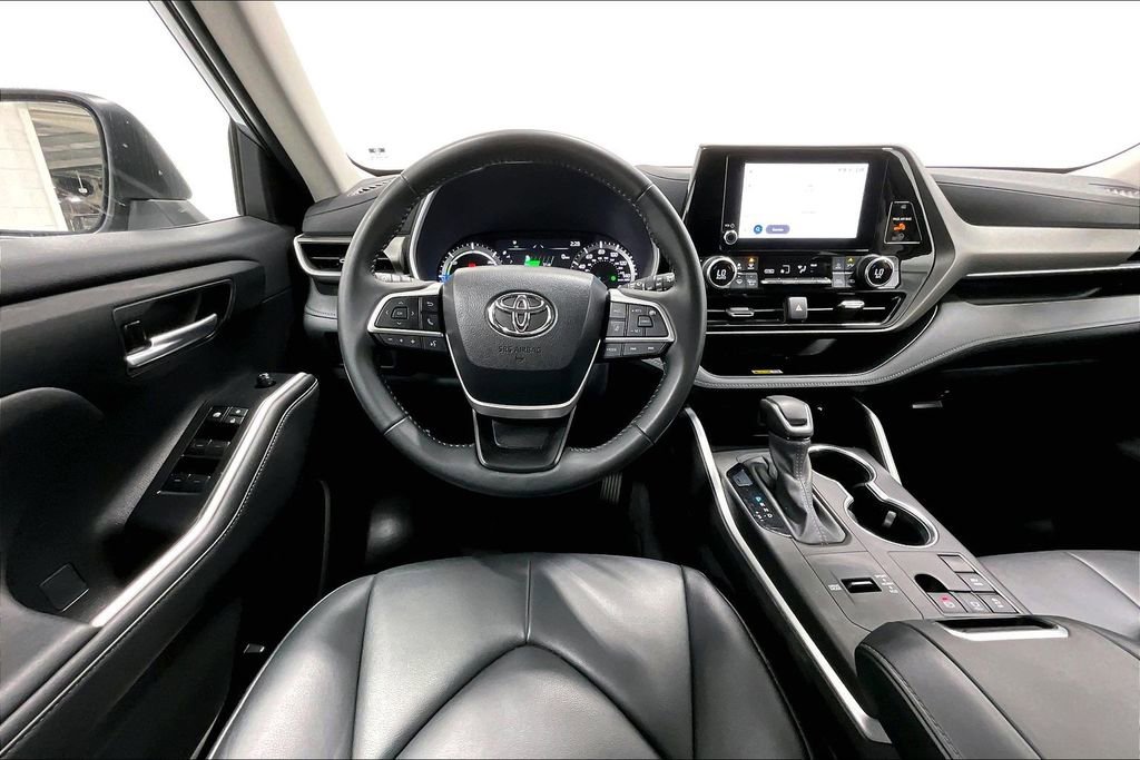 Used 2024 Toyota Highlander XLE image 7