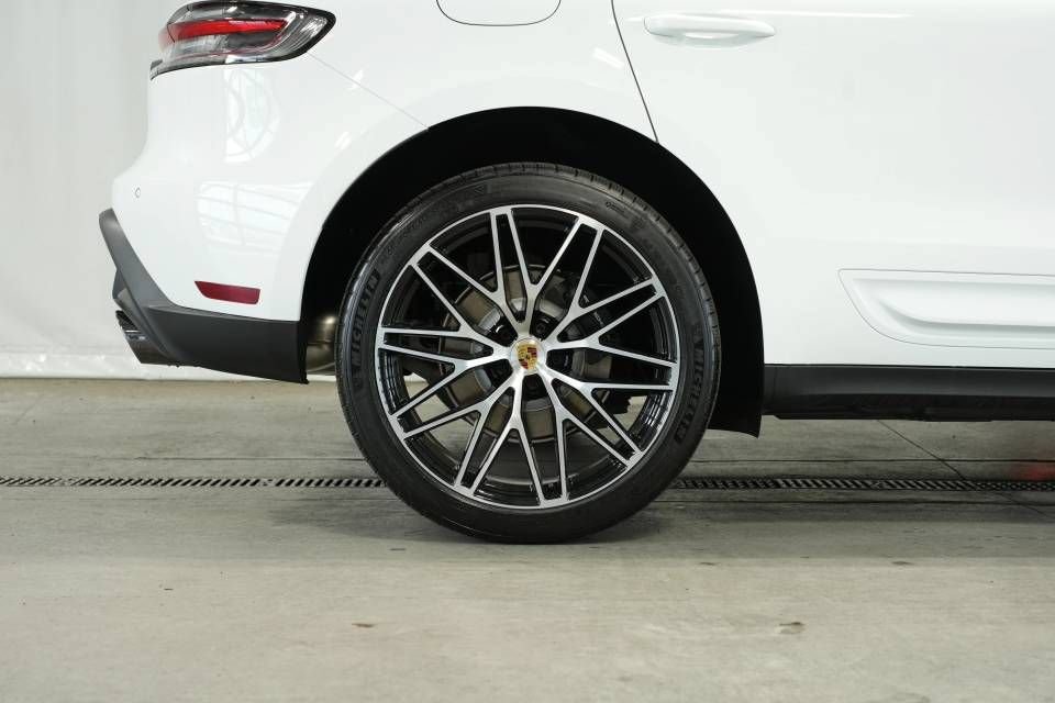 Certified 2025 Porsche Macan AWD/4WD image 40