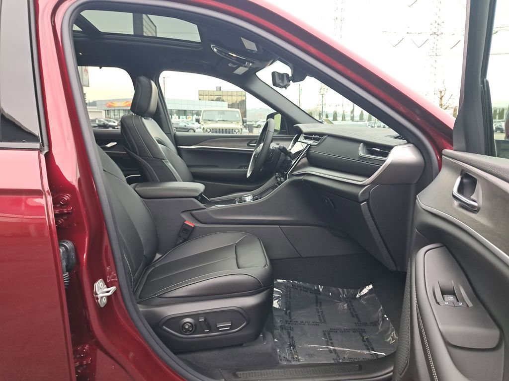New 2025 Jeep Grand Cherokee L Limited w/ Luxury Tech Group II image 17