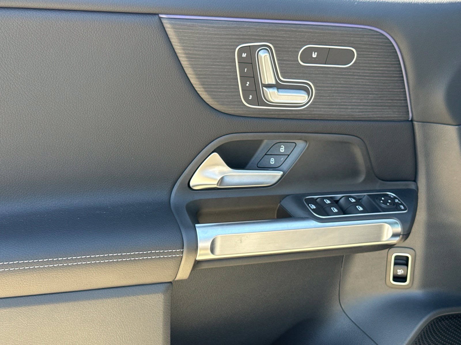 New 2026 Mercedes-Benz GLB 250 4MATIC image 14