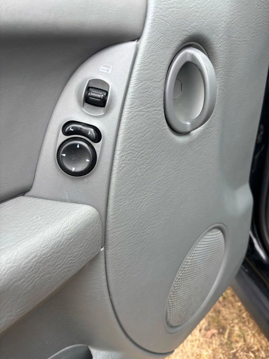 Used 2005 Jeep Liberty Renegade image 46