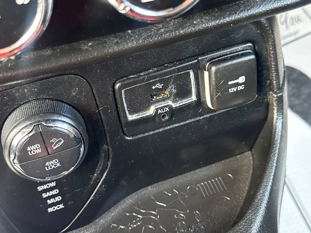 Used 2016 Jeep Renegade Trailhawk w/ Cold Weather Group AWD/4WD image 33