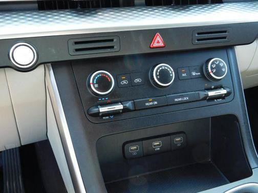 Used 2024 Kia Carnival LX FWD image 16