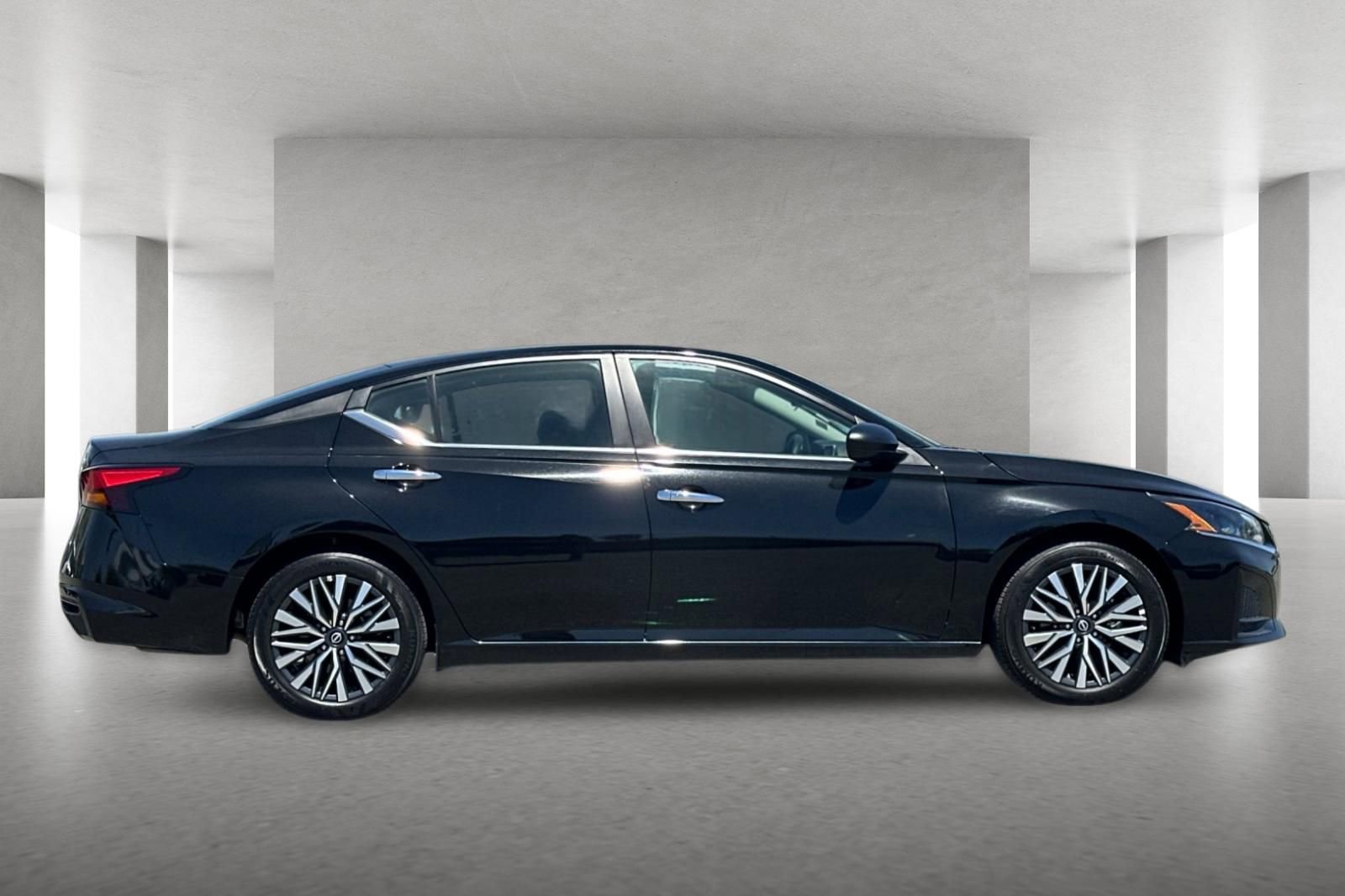 Used 2025 Nissan Altima 2.5 SV FWD image 3