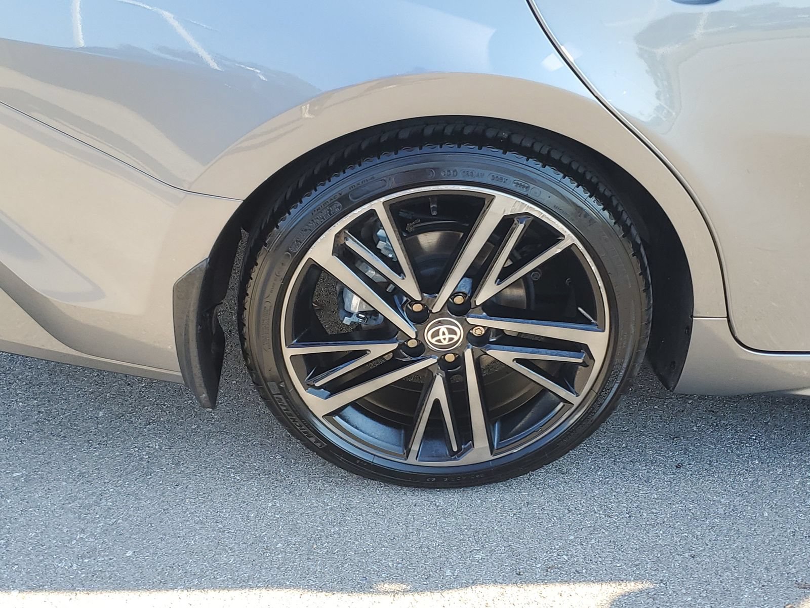 Used 2025 Toyota Camry XSE FWD image 5