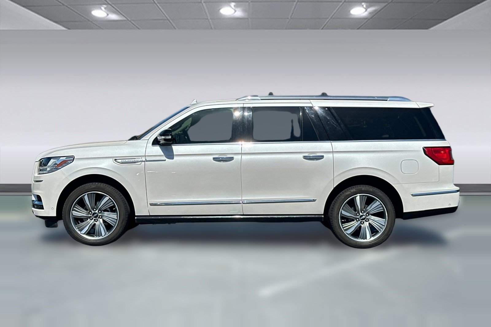 Used 2018 Lincoln Navigator L Reserve w/ Technology Package image 2