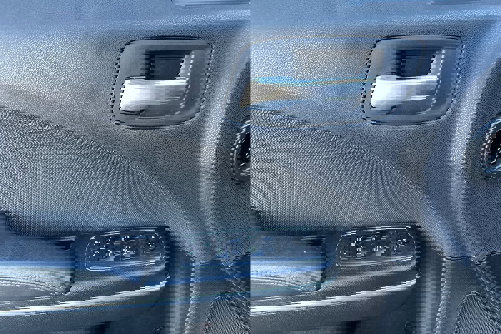 Used 2018 Dodge Charger SXT image 12