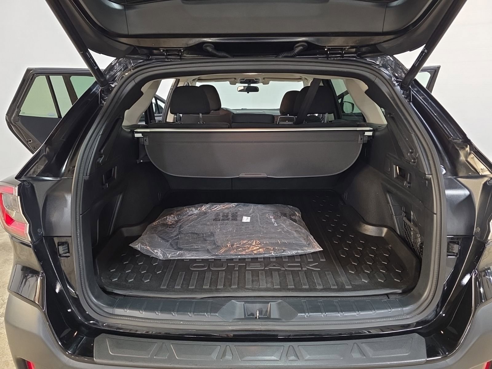 Used 2022 Subaru Outback Premium image 9